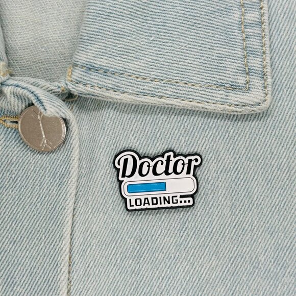 ☀️New Oz Enamel Pin Doctor Loading Medical Themed Brooch White Medicine student - Picture 1 of 5